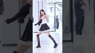 IVE Baddie Dance Cover (shopping mall performance)