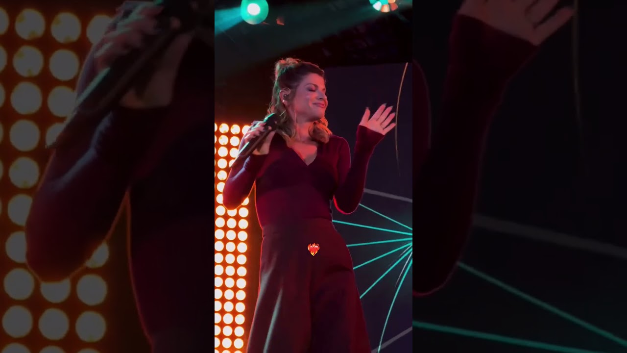 Alessandra Amoroso canta "si mette male" a Radio Italia Live