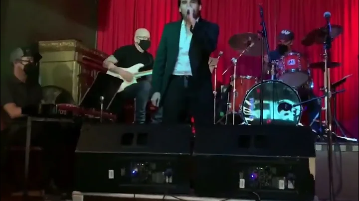 Anthony James Rummel sings "Moondance" in San Fran...