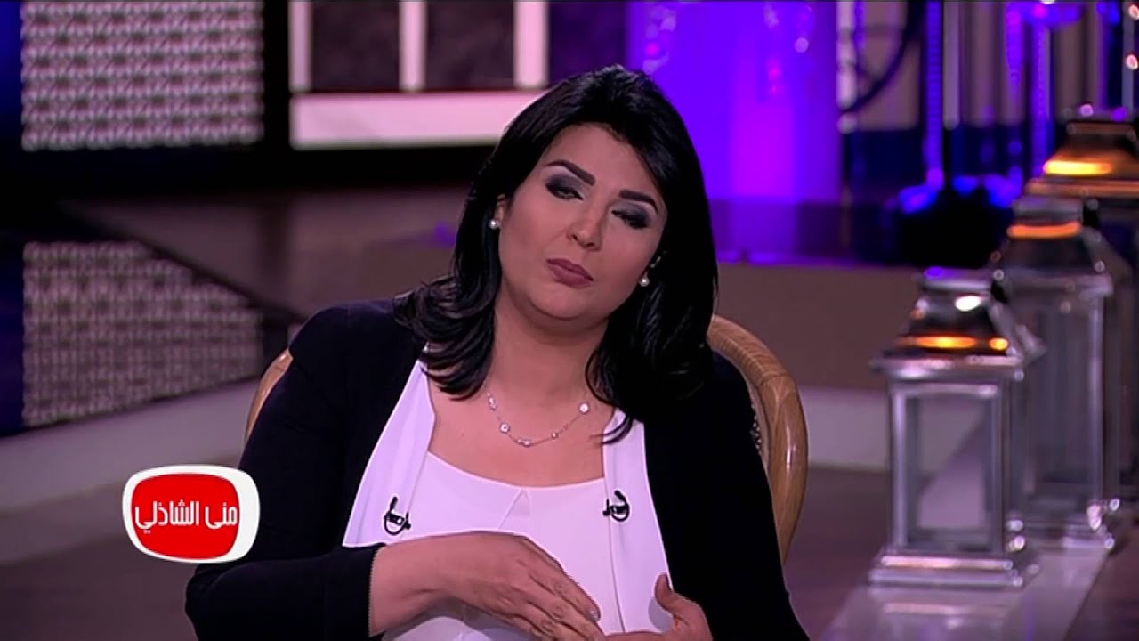 دكتور مجدي يعقوب يقف متأثرا من تصفيق الجمهور اثناء استلامه درع  افضل شخصية عامة لعام 2015