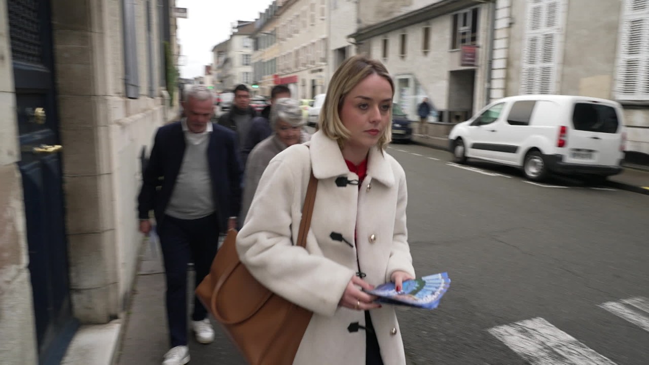 Municipales à Pau : la candidate RN Margaux Taillefer en campagne
