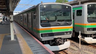 E231系1000番台K-37編成＋S-23編成　回送列車が国府津駅2番線を警笛鳴らして発車するシーン