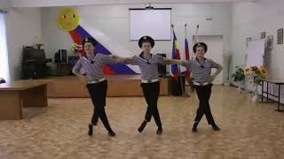 Танец "Яблочко" исполняет ансамбль "Радуга"