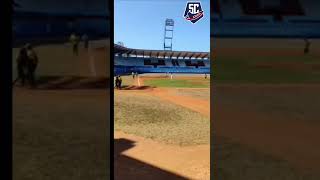 Pelotero REACCIONÓ con bate sobre árbitro en Serie Nacional - Pinar del Río vs Holguín SN 63