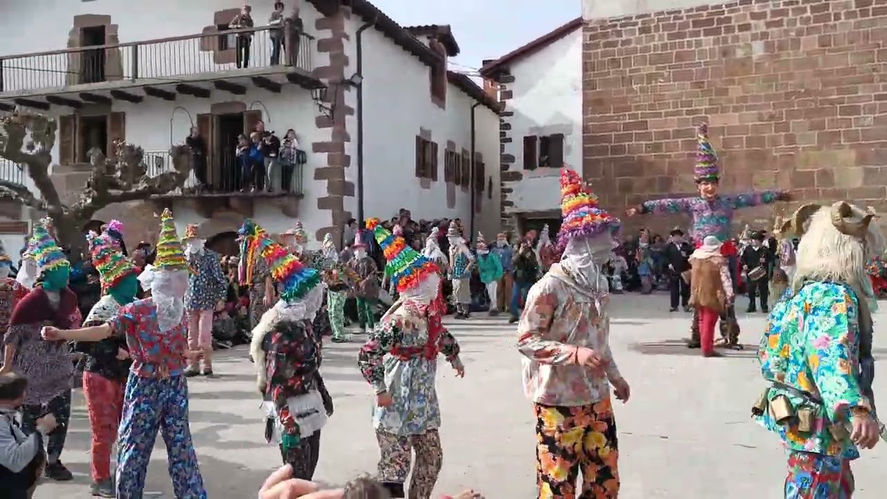 Lantzeko inauteriak, plazan dantzan.