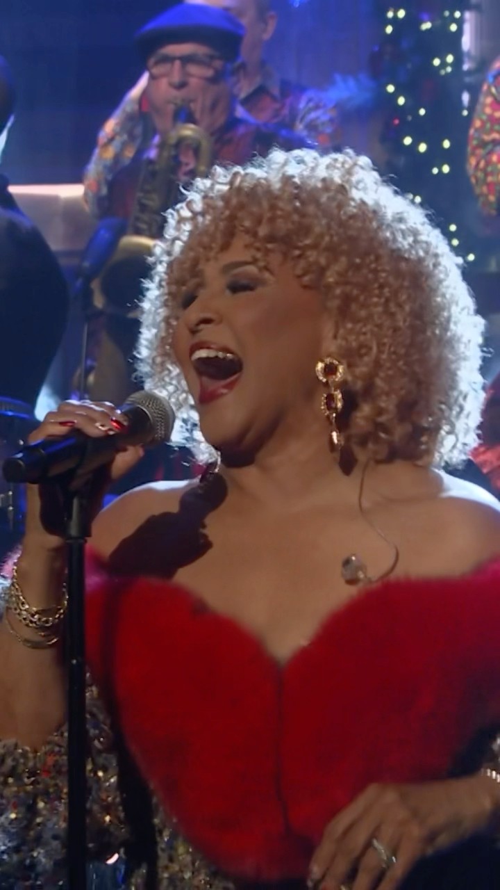 #DarleneLove ft. #LittleStevenAndTheDisciplesOfSoul and #PaulShaffer perform! #FallonTonight