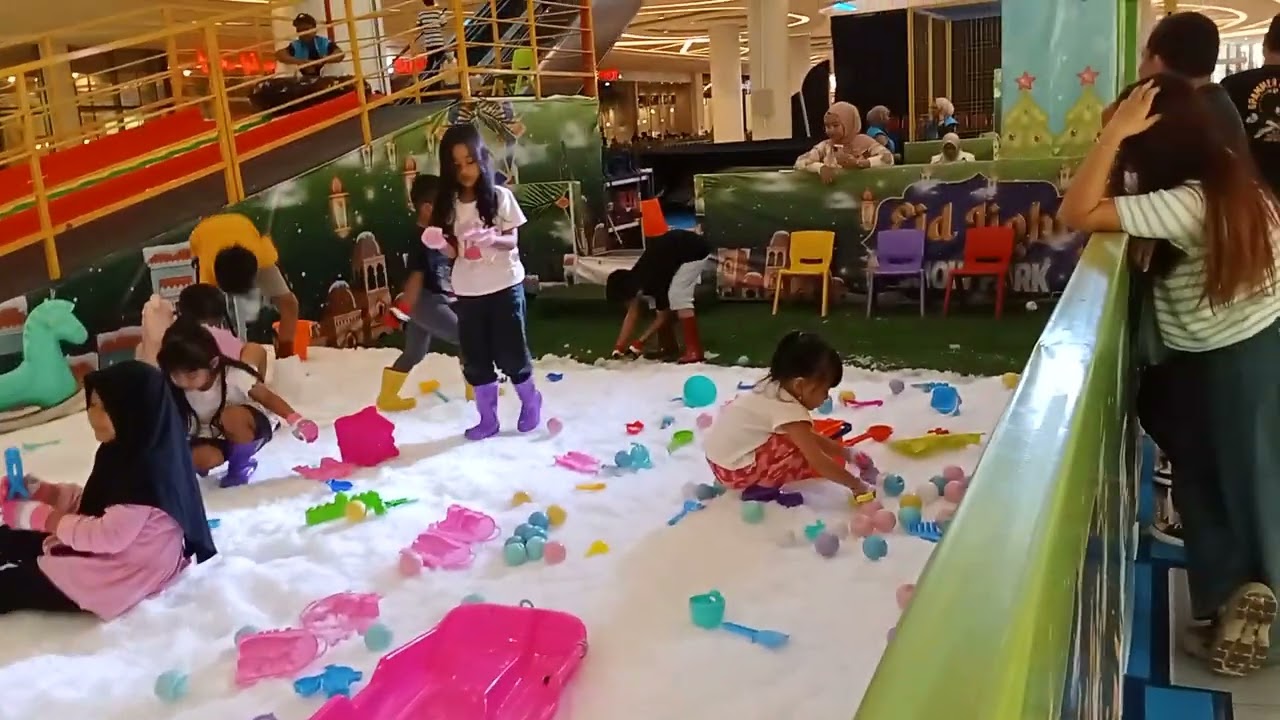 Jalan jalan ada pameran snow park di center atrium gaia bumi raya city mall Pontianak 