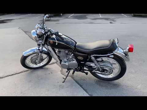 Видео: Throttle Jockey: единична терапия на ретробайк на Yamaha SR400