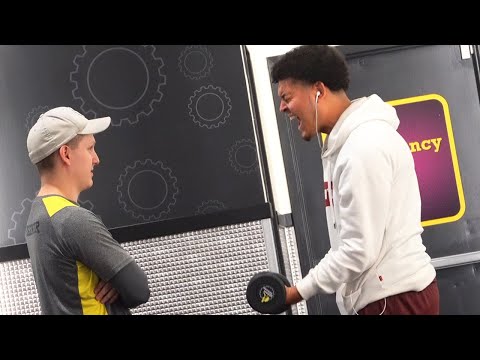 screaming-in-the-gym-prank