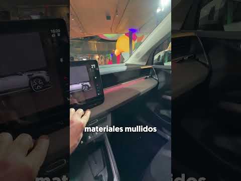 ¿Qué hace un coche metido en una piscina de bolas? 🔴🟢🔵