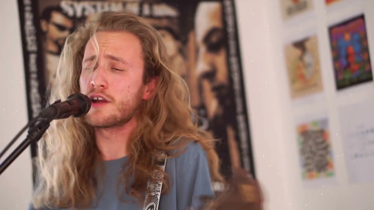 Moritz Riffel (MO) - Moon On The Horizon | Bedroom Session (Live)