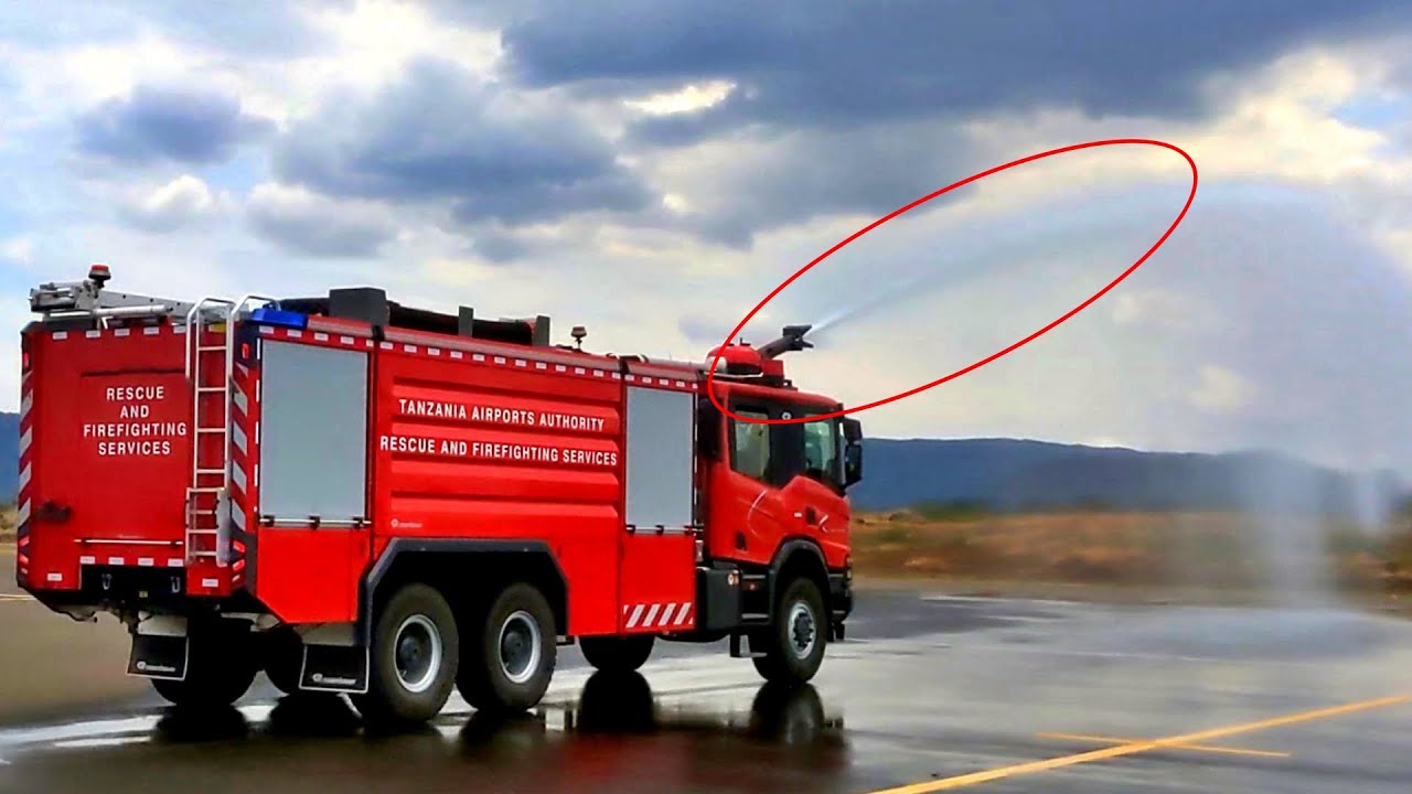 Uwezo wa Gari Maalumu Linalotumiwa na Zimamoto Uwanja wa Ndege Iringa Linarusha Maji huku likitembea