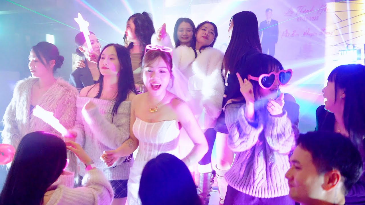 ĐÁM CƯỚI MÀ CỨ NGỠ VÀO QUÁN BAR THẾ NÀY BẢO SAO 😁😁😁