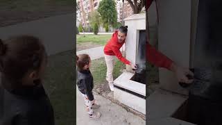 Terli̇kleri̇ Suyun İçi̇ne Atti