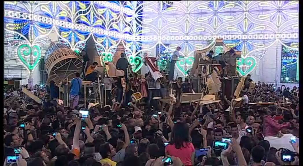 La distruzione del Carro della Bruna 2013