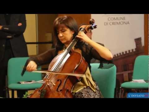 L'esibizione della violoncellista Silvia Chiesa per l'apertura della mostra "Donna è sport"