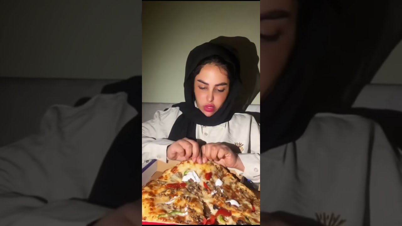 عشه زينب وجهالها اليوم بيتزا🍕 وببسي🥰#زينب_بنت_الديوانيه #العراق #ترند #اكسبلور #تيك_توك