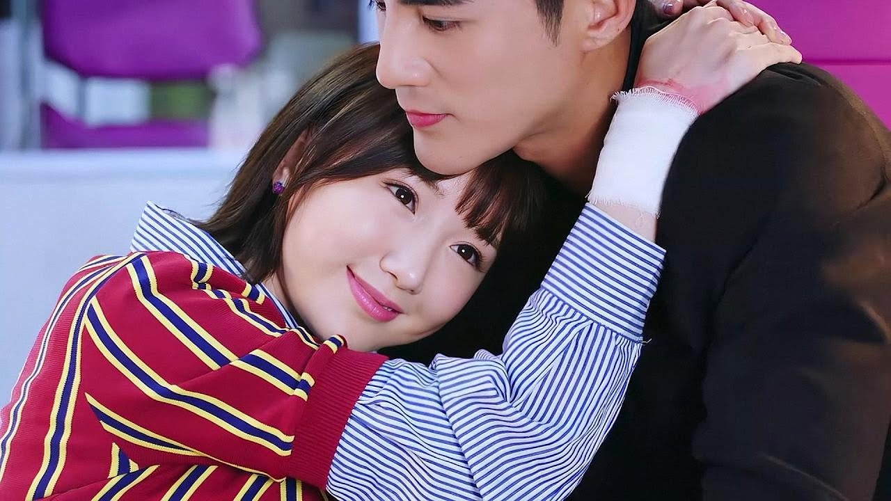 Золушка упала в обморок от страха перед злодеем, а красивый доктор утешал ее, смягчая душевную боль.