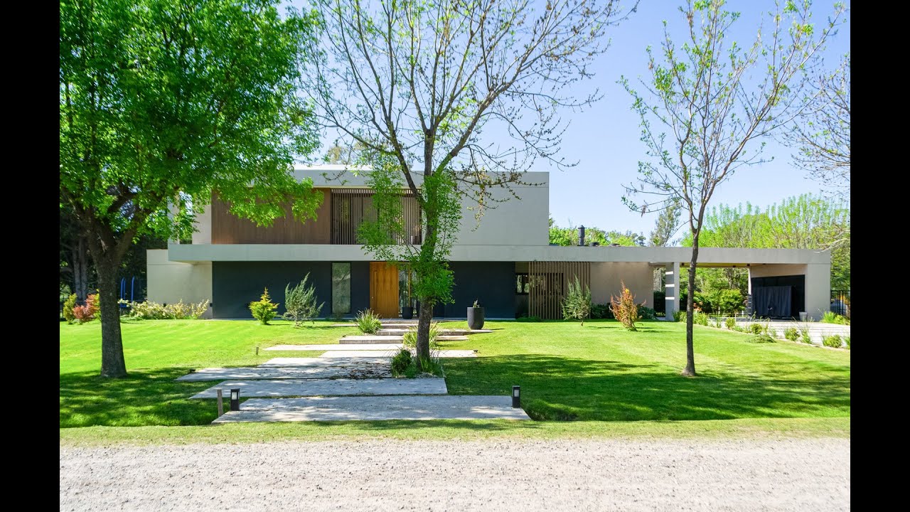 Propiedad de categoría en Barrio Fincas de San Vicente sector Chacras I