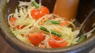 How to Make Thai Papaya Salad - Som Tum ส้มตำ (Thai Food)