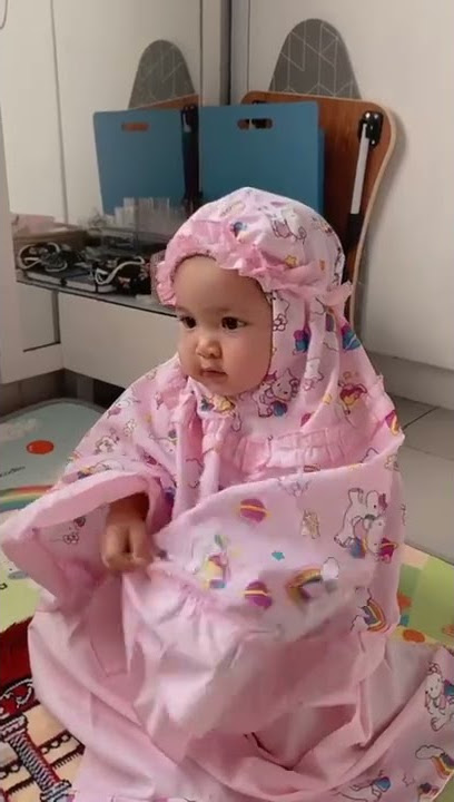 alma lucu pakai mukena hello kitty rainbow