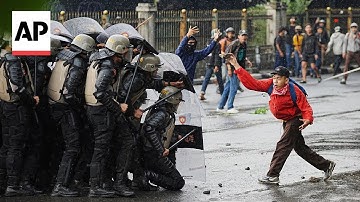 Indonesia riot police clash with students protesting allowances for lawmakers