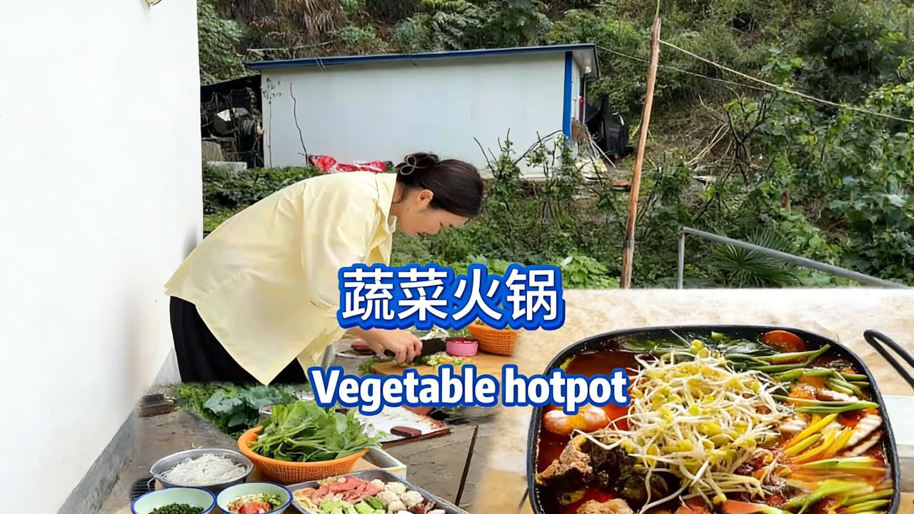 下雨就吃火锅吧！地里的青菜都吃不赢了。#下雨天和火锅最配 #我的乡村生活 #绿色蔬菜 #乡村田