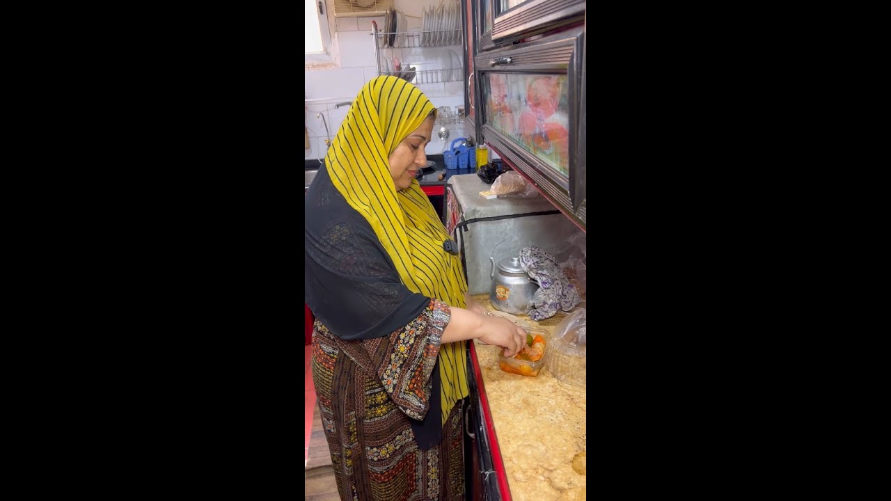 اب يحرم مراته من الاكل وياكلها فى المطبخ قدام جوز بنتها وبناتها