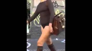 Napoli Donna Cammina Nuda Per Strada In Mezzo Alla Gente.