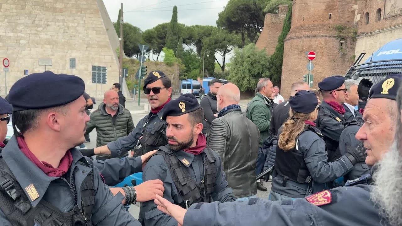 25 aprile, pro Palestina depongono corona di fiori a porta San Paolo a Roma