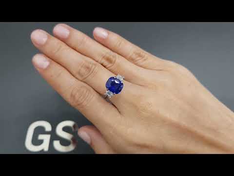 Cushion cut Royal Blue sapphire 4.02 carats, Madagascar Video  № 4