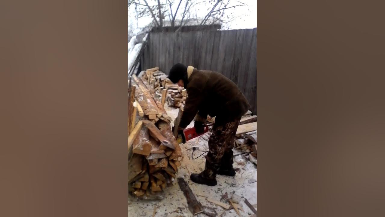 Приспособление для распиловки дров бензопилой. Быстро распилить старые доски на дрова. Приспособление для распилки дров бензопилой. Как пилить горбыль. Приспособление для распилки горбыля.