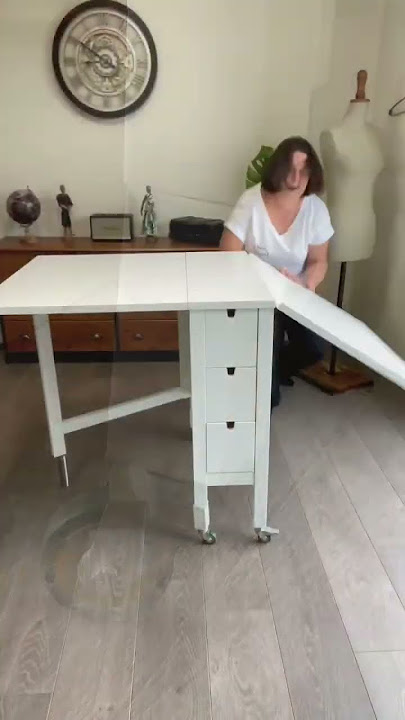 Un meuble table à repasser sur roulettes