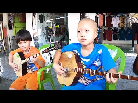 Video Thần đồng 7 tuổi đánh đàn điêu luyện cùng kỳ tài... - youtube