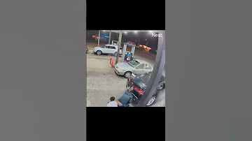 كمرات مراقبة تابعة لمحل توثق محاولة اغتيال شخصان باطلاق رصاص عليهم 