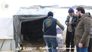 تلبية لاحتياجاتهم؛ مدير الشؤون الإنسانية في حارم يشرف على توزيع مواد التدفئة في مخيمات حارم