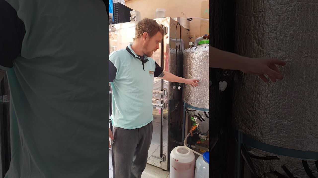 Trasvasado de cerveza artesanal del fermentador al madurador