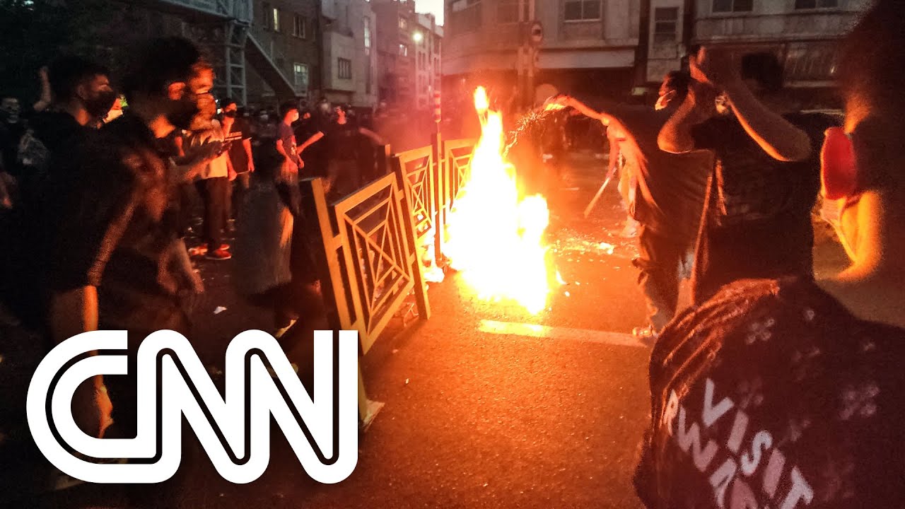 Manifestantes incendeiam delegacias na capital do Irã | AGORA CNN