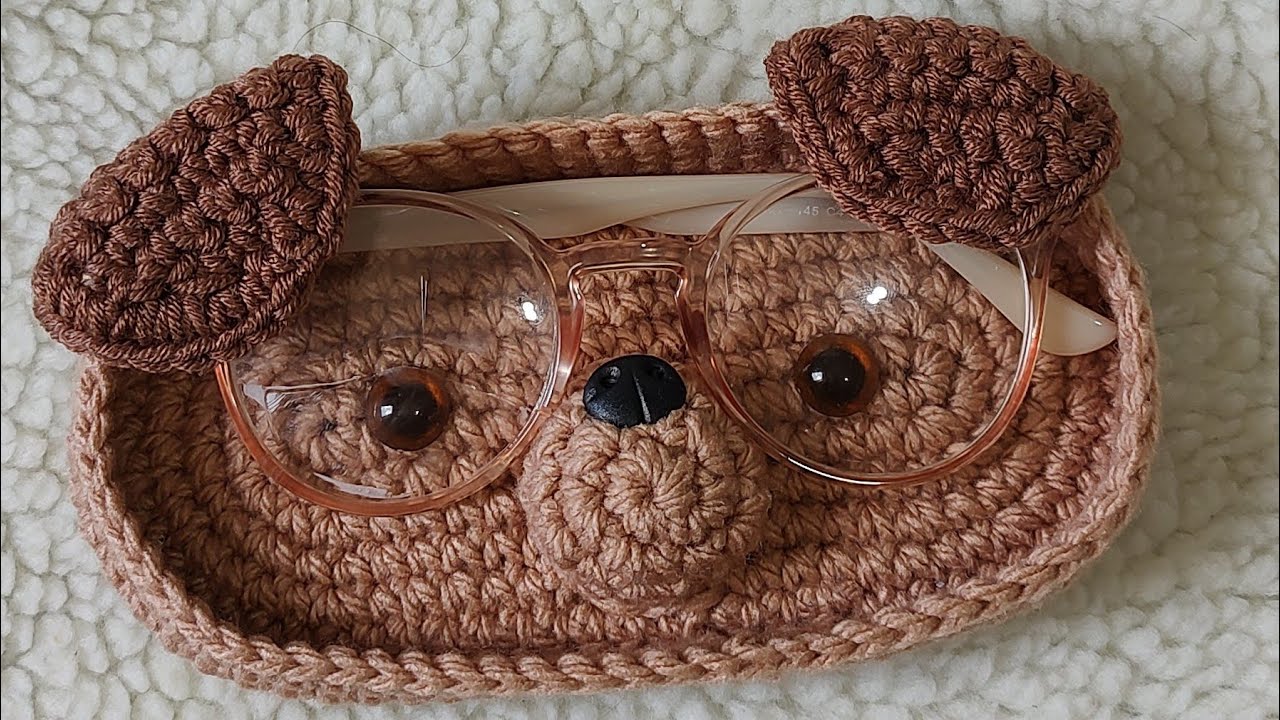 Porta Óculos em crochê 🧶 cachorrinho - passo a passo em formato de live. Apartir dos 6min.