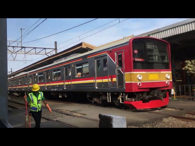 KRL JR 205 Memasuki  Stasiun Pondok Cina class=