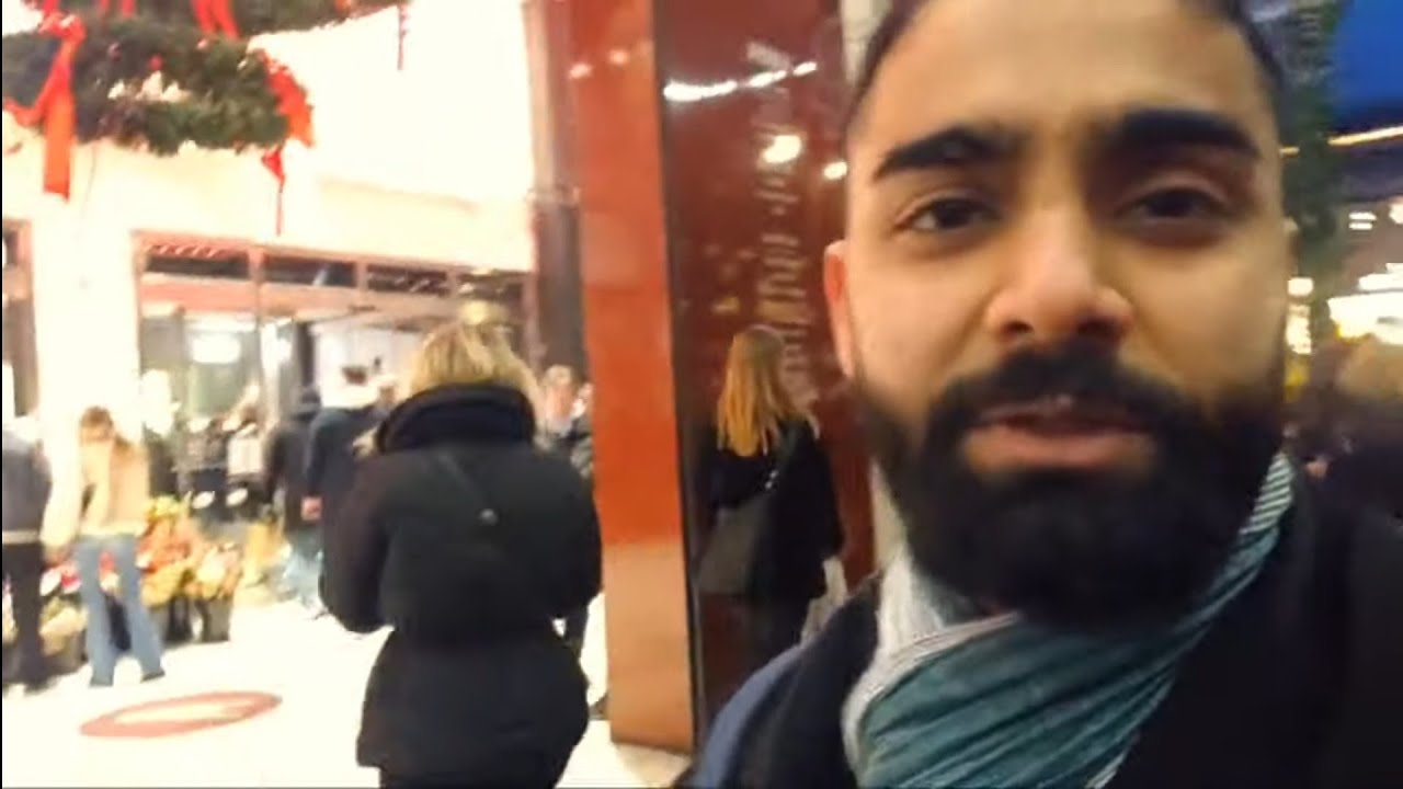 christmas-decoration-in-gothenburg-during-the-night-walking-tour