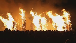 復興祈る巨大たいまつの炎 台風被災の福島・須賀川