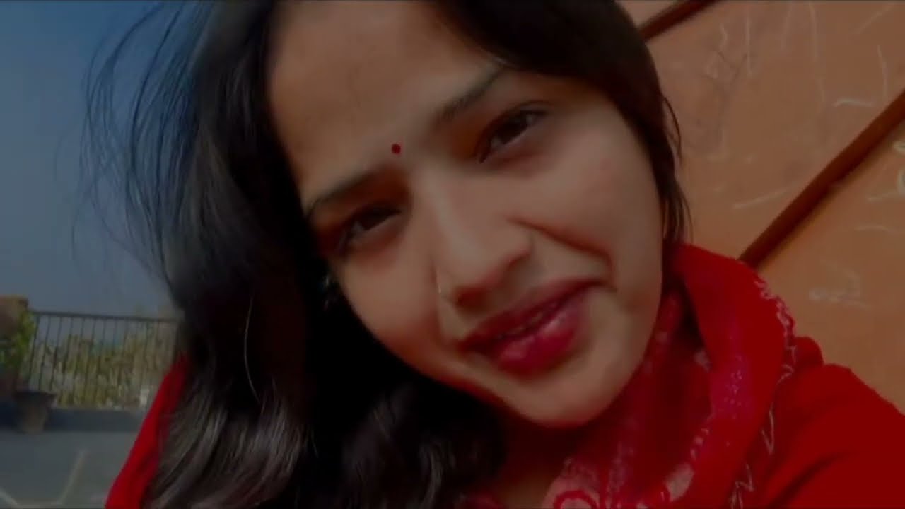 भाभी जी छत पर गर्मी ले रहे हैं 