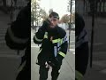 Un policier tire sur un pompier