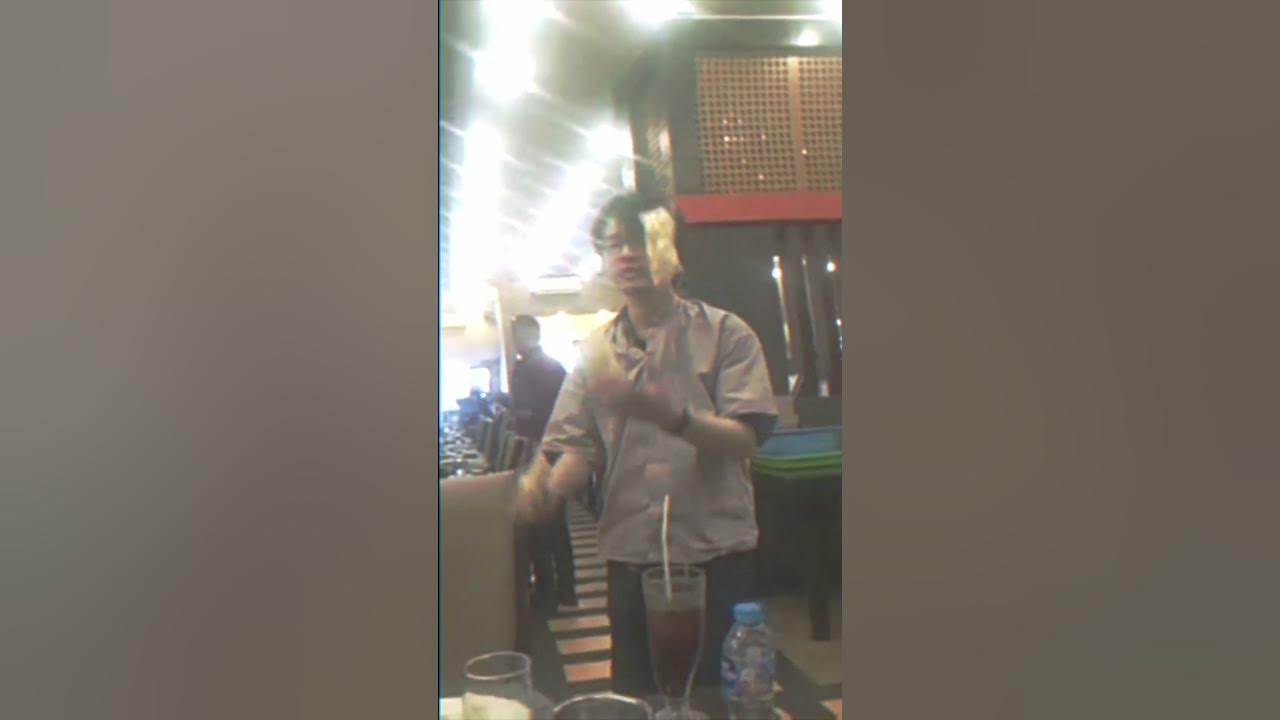 Japanese Shoegaze Band Juggling in Indonesian Restaurant #shorts Japanese Shoegaze Band Juggling in Indonesian Restaurant #shorts