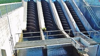 Archimedean screw water pump in action