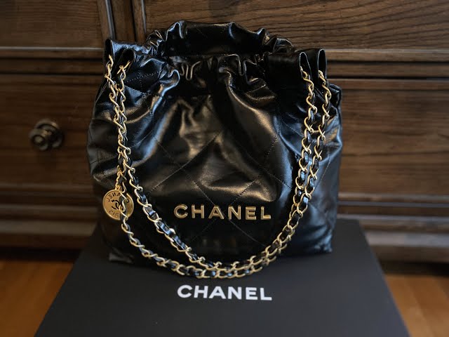 New CHANEL 22 Bag BREAKING 😮 Leather CRACKING & Other Flaws - An Honest  Review of the CHANEL 22 🤯🤯🤯 