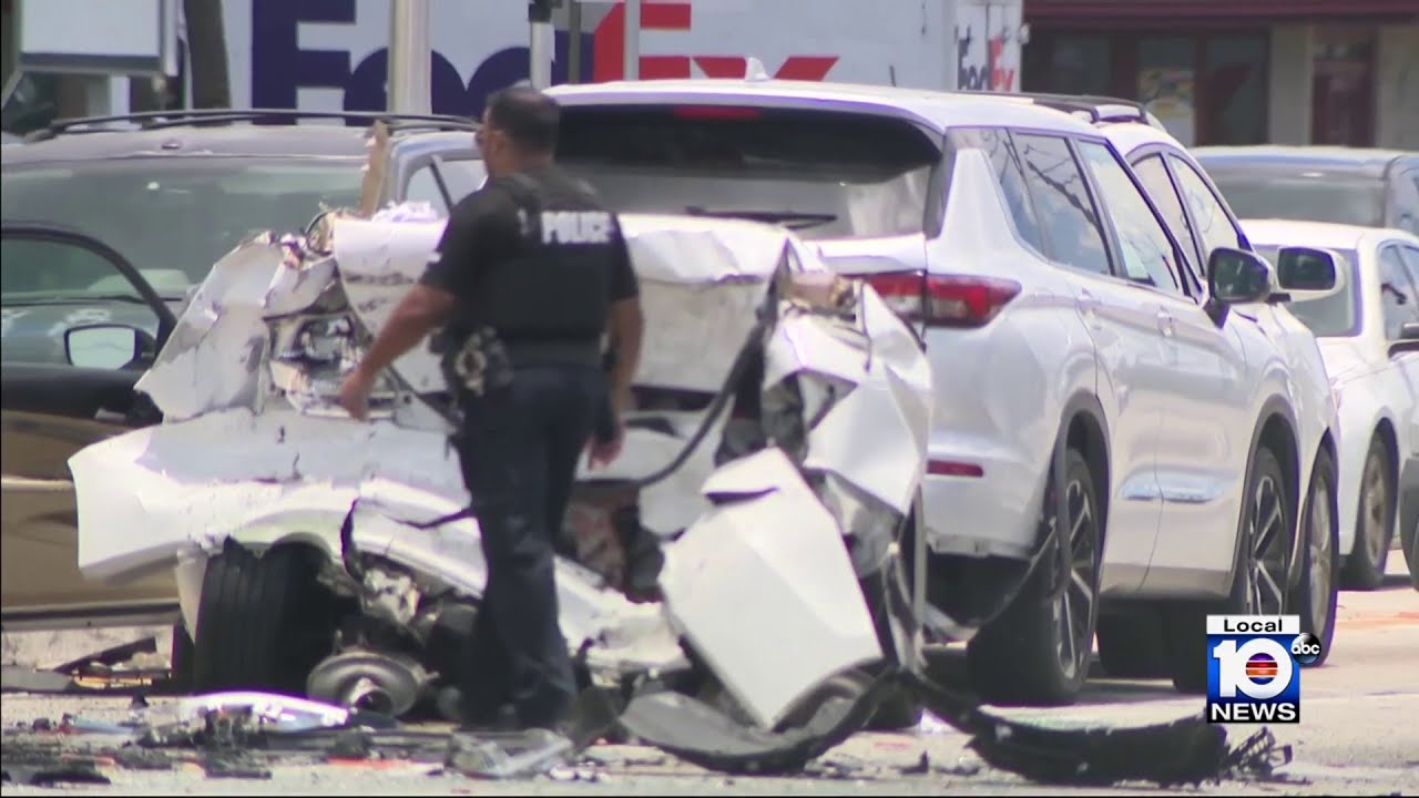 Police officers respond to crash in Wilton Manors - YouTube