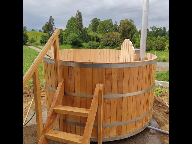 Cedar hot tub designed as a barrel!  Tinajas de madera, Bañera de madera,  Piscinas madera