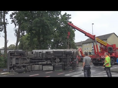 Umgestürzter Abrollkipper Entsorgungsfirma Remondis in Leverkusen am 22.08.16 + O-Ton